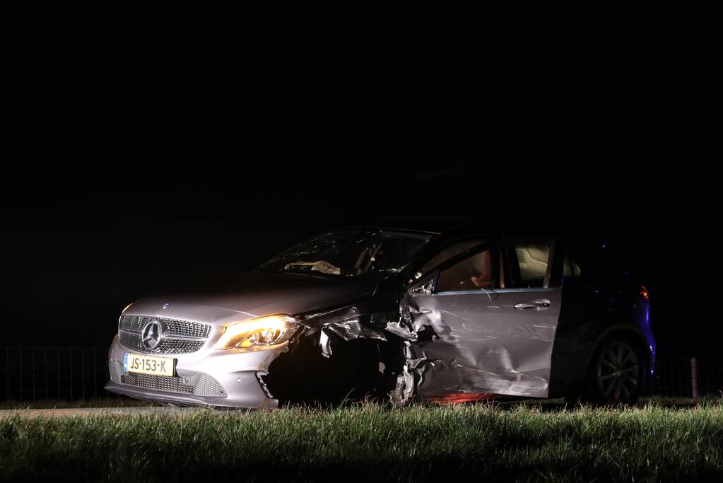 Persoon bekneld na frontale botsing