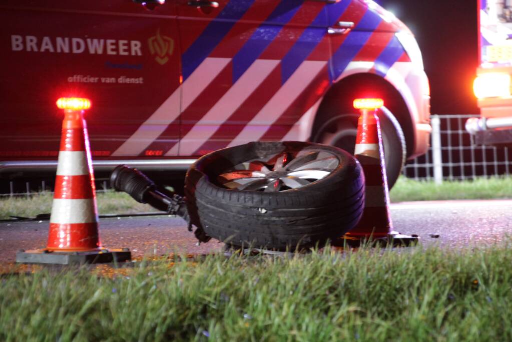 Persoon bekneld na frontale botsing