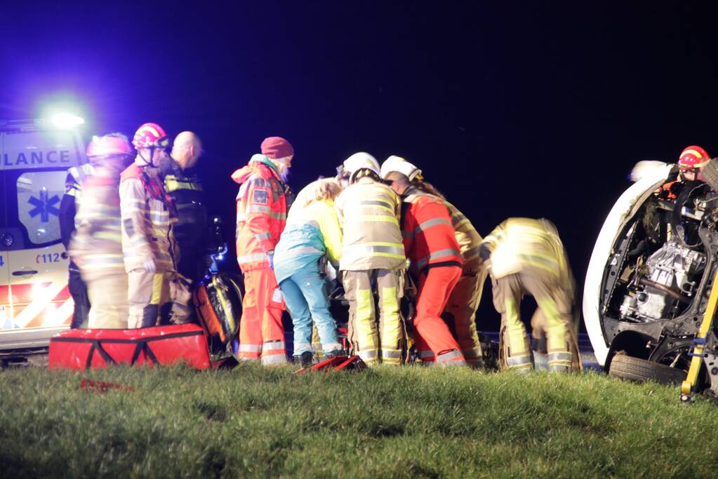 Persoon bekneld na frontale botsing