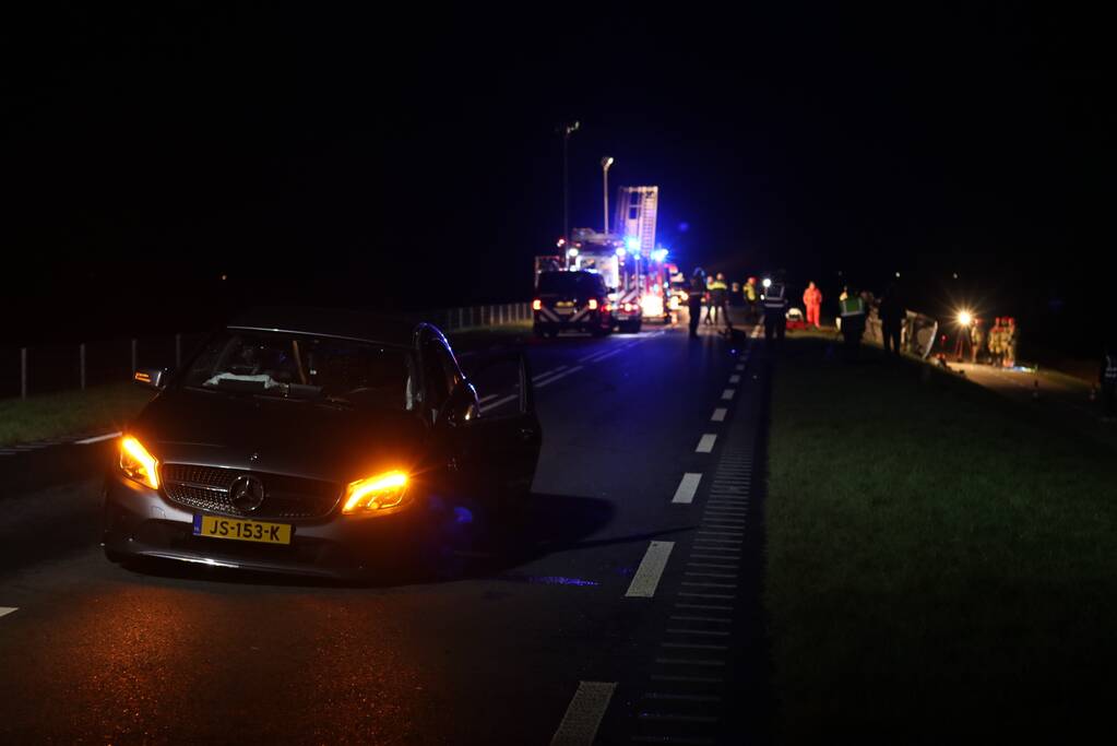 Persoon bekneld na frontale botsing