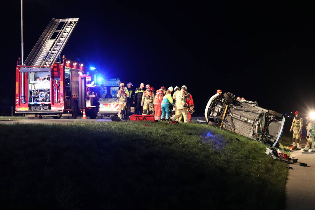 Persoon bekneld na frontale botsing