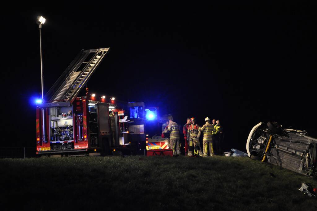 Persoon bekneld na frontale botsing