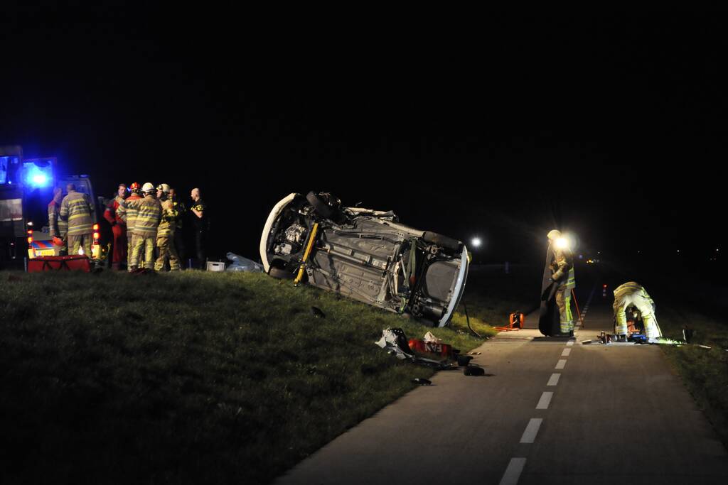 Persoon bekneld na frontale botsing