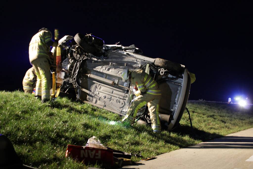 Persoon bekneld na frontale botsing