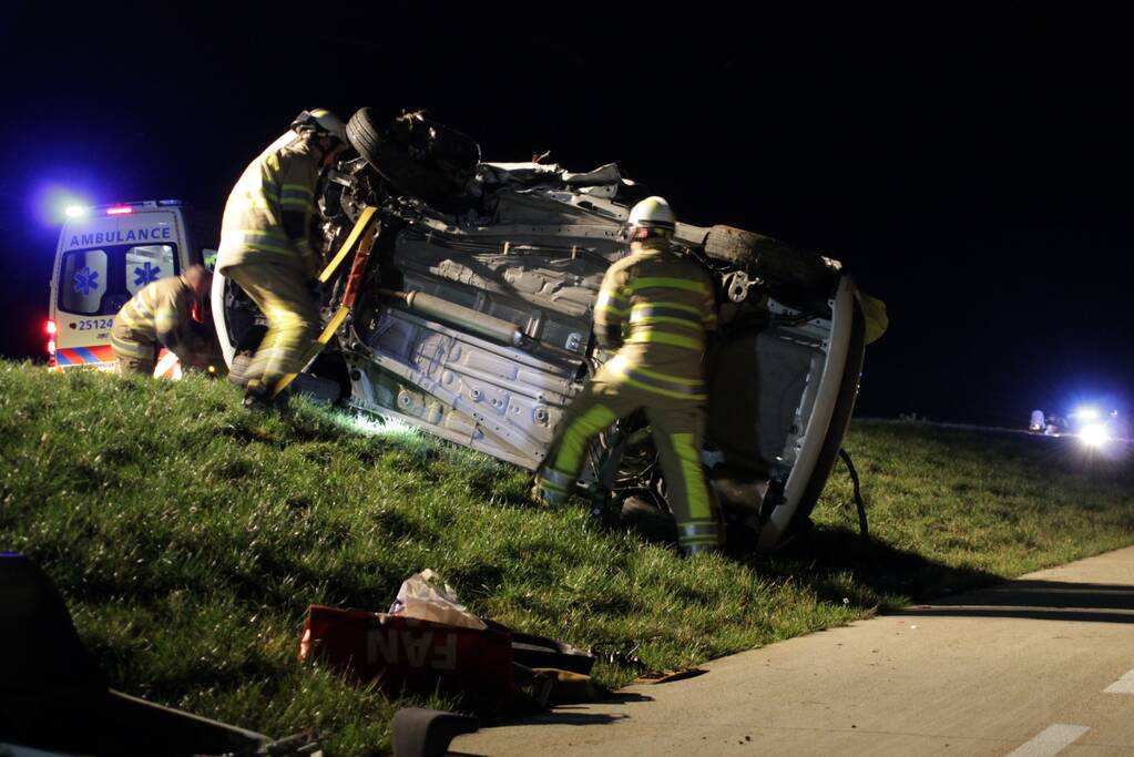 Persoon bekneld na frontale botsing