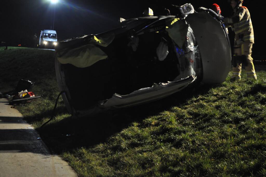 Persoon bekneld na frontale botsing