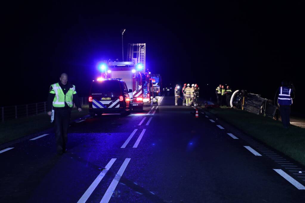 Persoon bekneld na frontale botsing