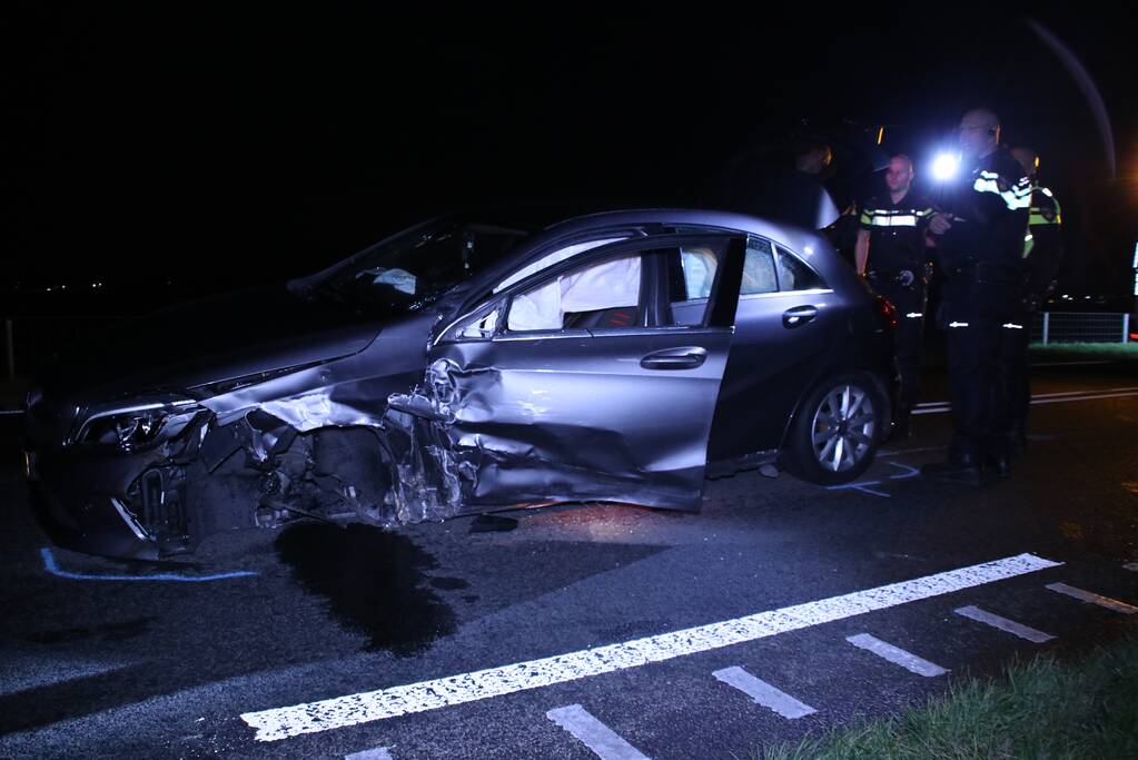 Persoon bekneld na frontale botsing