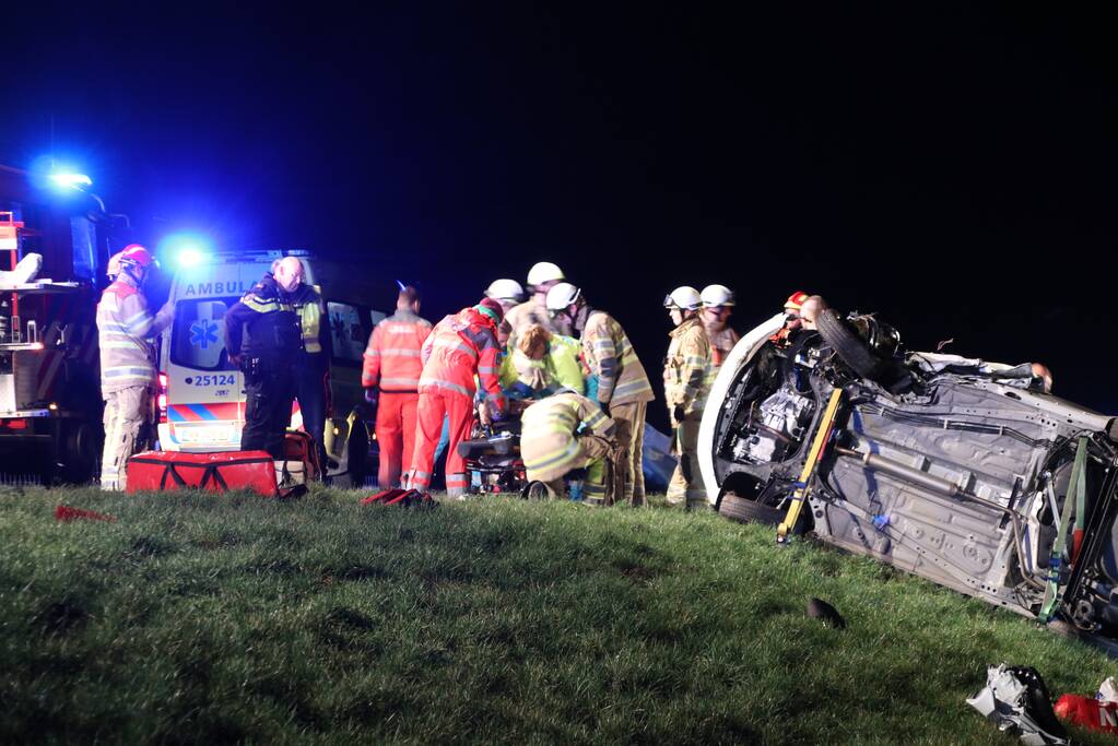 Persoon bekneld na frontale botsing