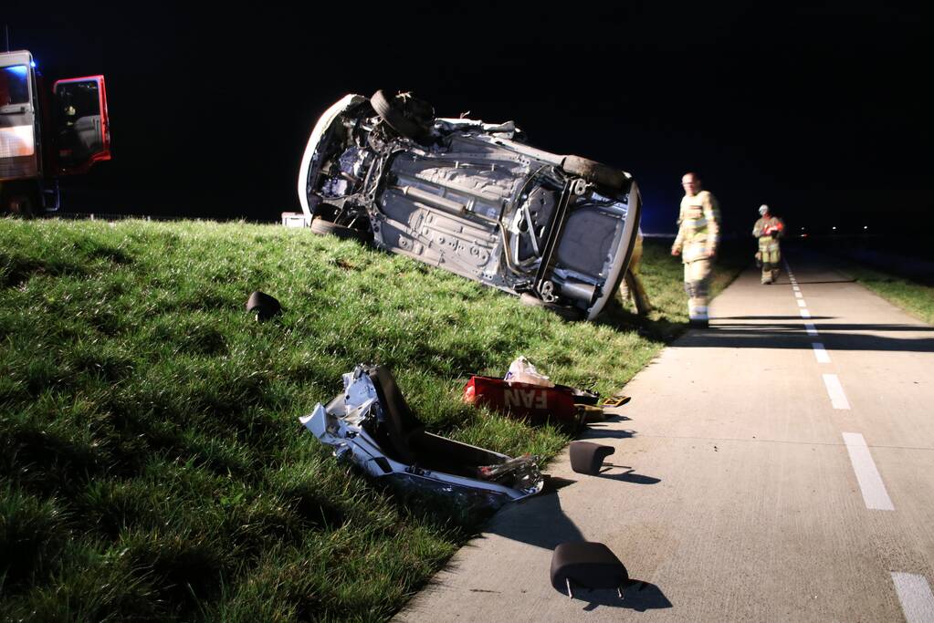 Persoon bekneld na frontale botsing