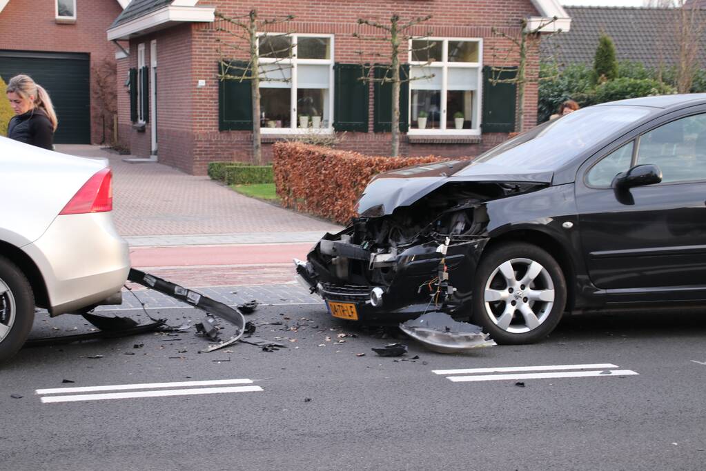 Bijrijder raakt gewond bij stevige kop-staartbotsing