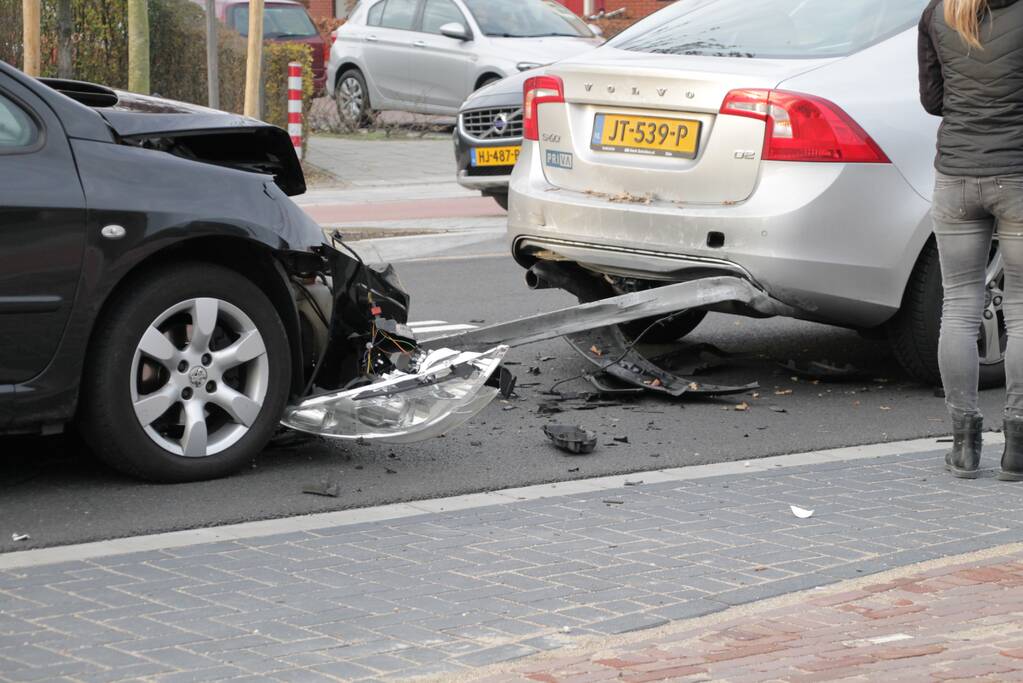 Bijrijder raakt gewond bij stevige kop-staartbotsing
