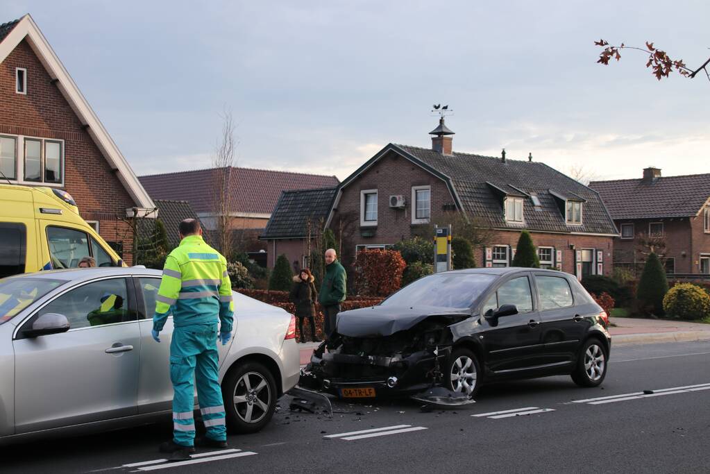 Bijrijder raakt gewond bij stevige kop-staartbotsing