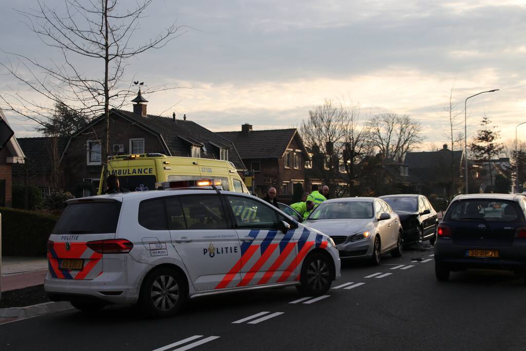 Bijrijder raakt gewond bij stevige kop-staartbotsing