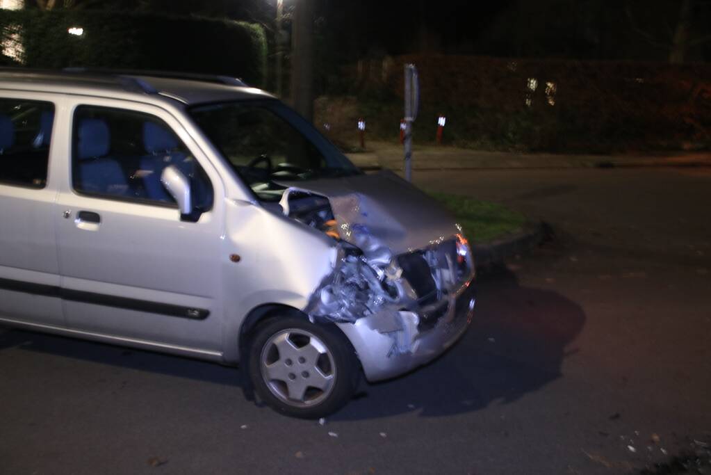 Auto botst op geparkeerde bestelbus