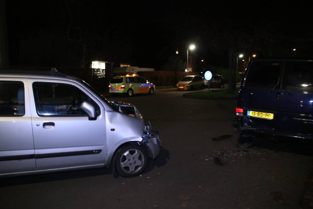 Auto botst op geparkeerde bestelbus