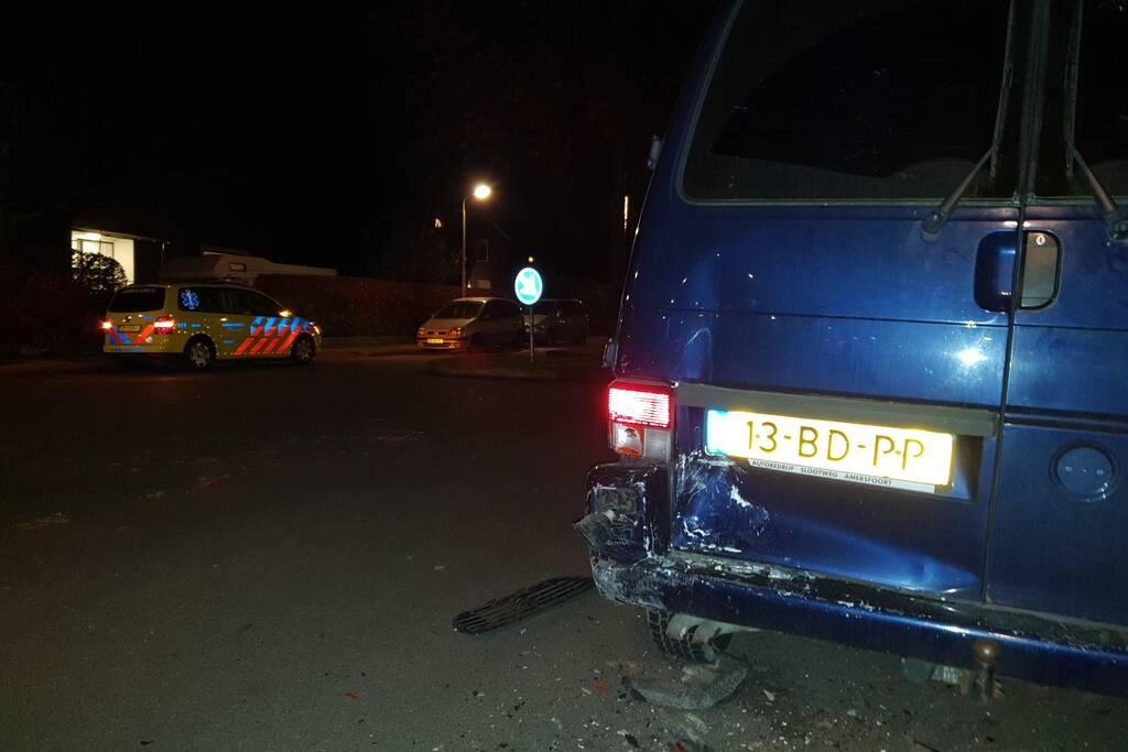 Auto botst op geparkeerde bestelbus