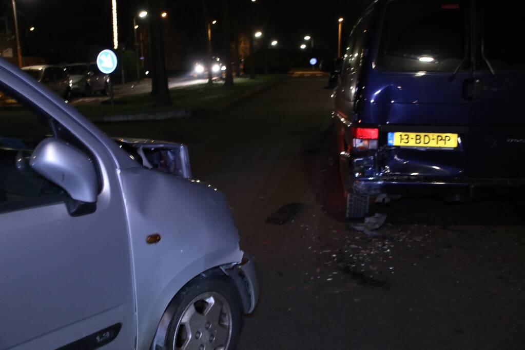 Auto botst op geparkeerde bestelbus