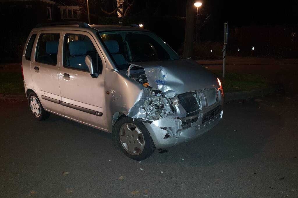 Auto botst op geparkeerde bestelbus