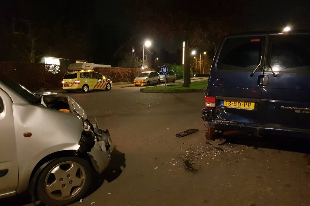 Auto botst op geparkeerde bestelbus