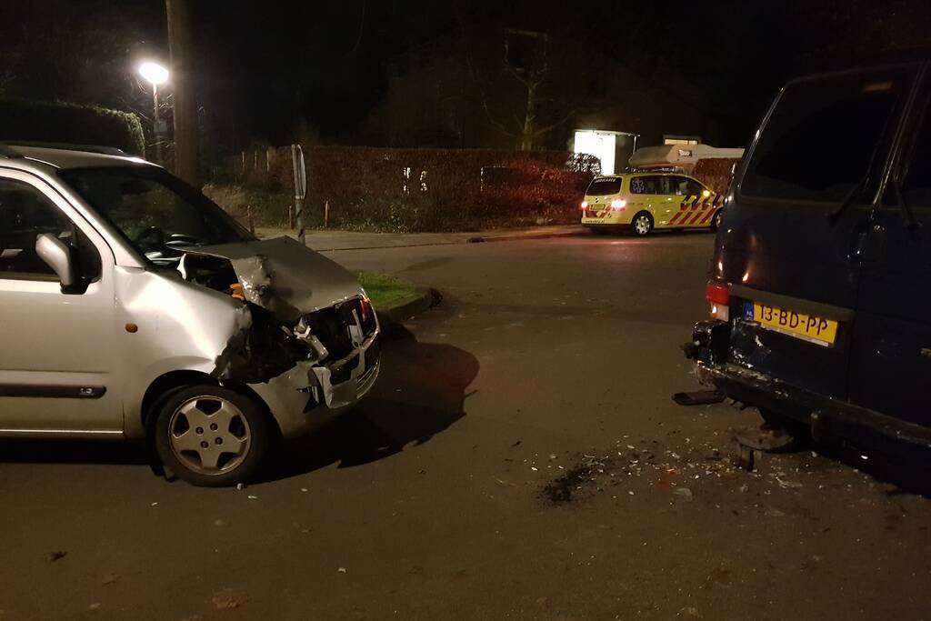 Auto botst op geparkeerde bestelbus