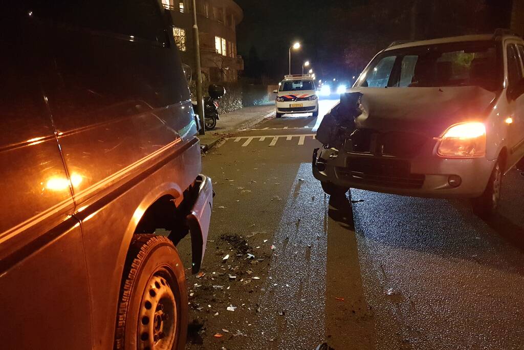 Auto botst op geparkeerde bestelbus