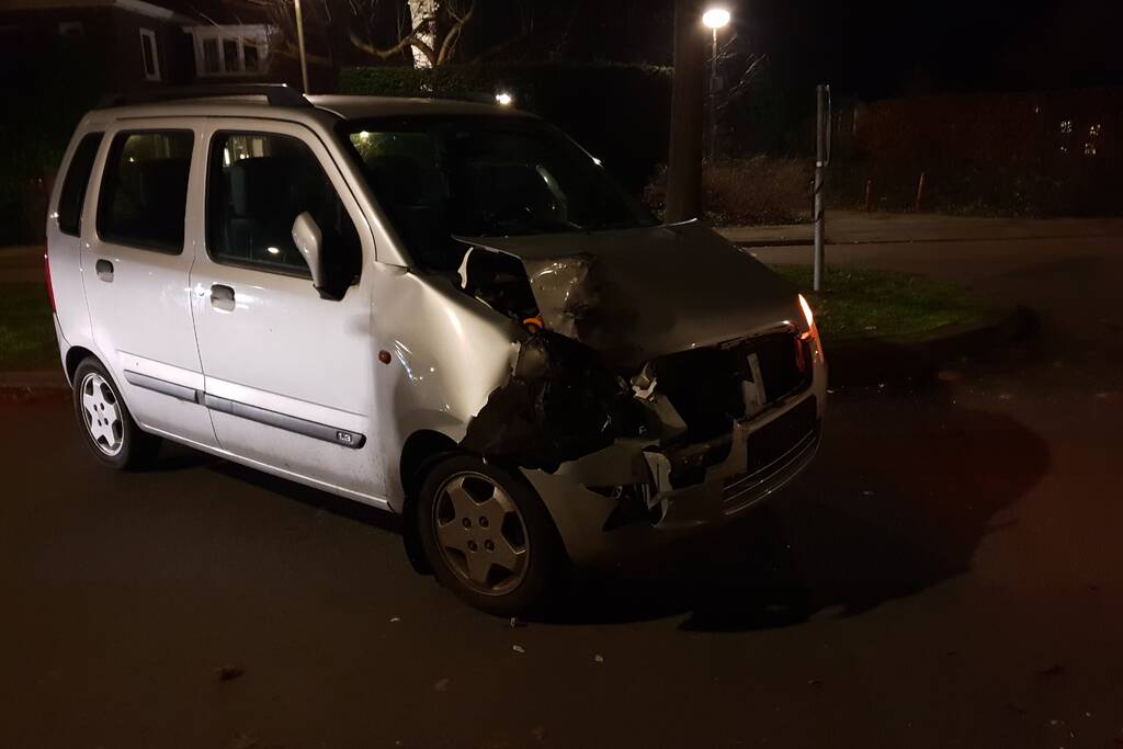Auto botst op geparkeerde bestelbus