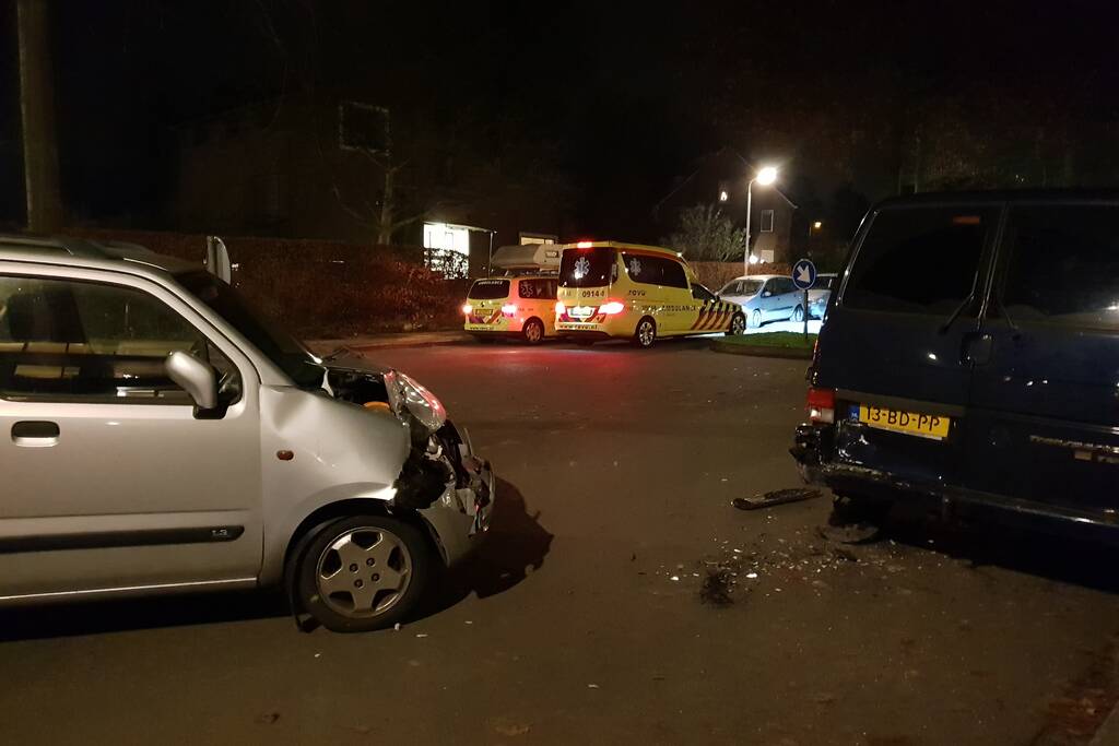 Auto botst op geparkeerde bestelbus