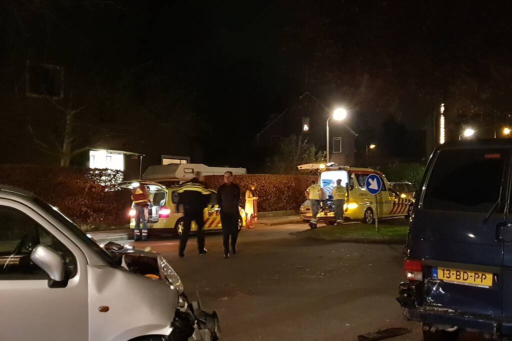 Auto botst op geparkeerde bestelbus