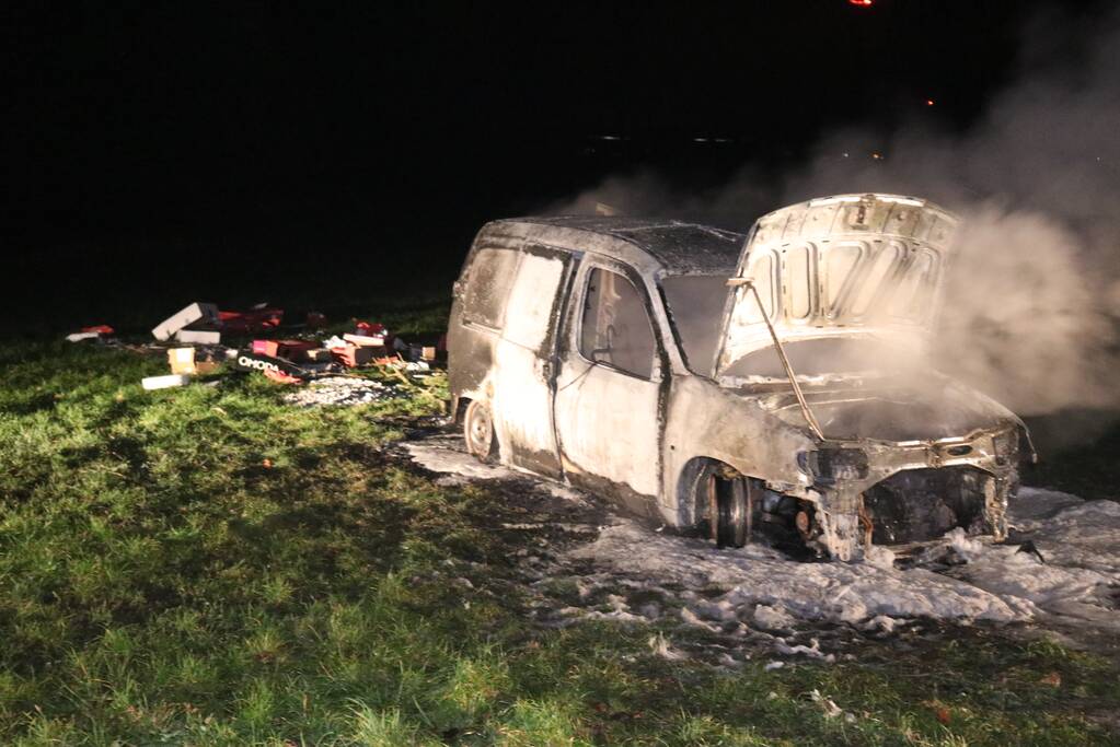 Busje van postbezorgdienst in vlammen op