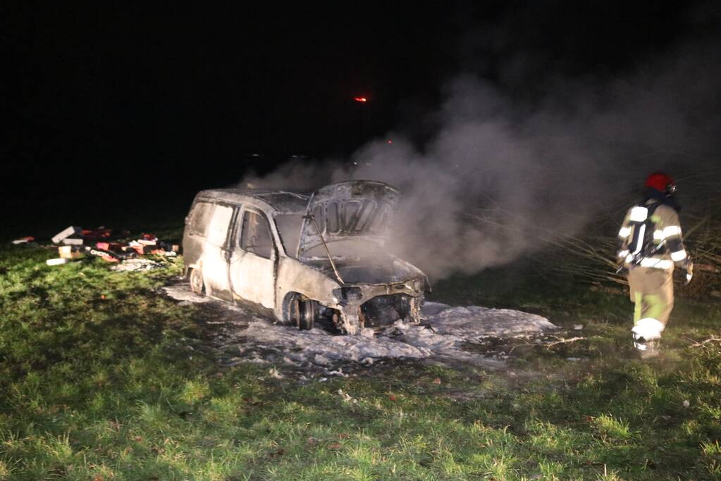 Busje van postbezorgdienst in vlammen op