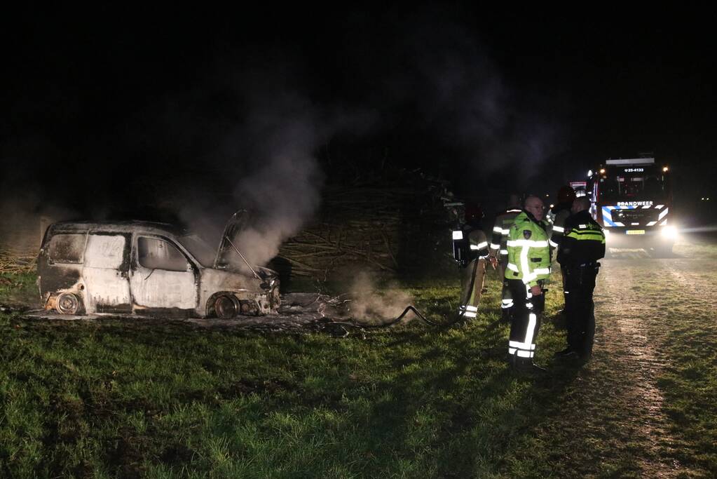 Busje van postbezorgdienst in vlammen op