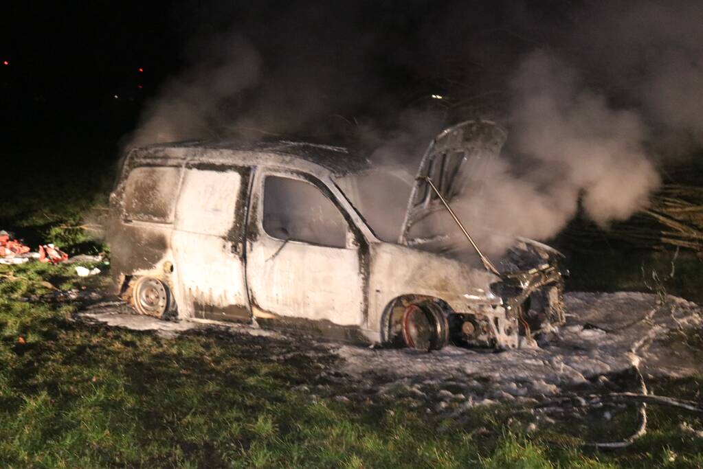 Busje van postbezorgdienst in vlammen op