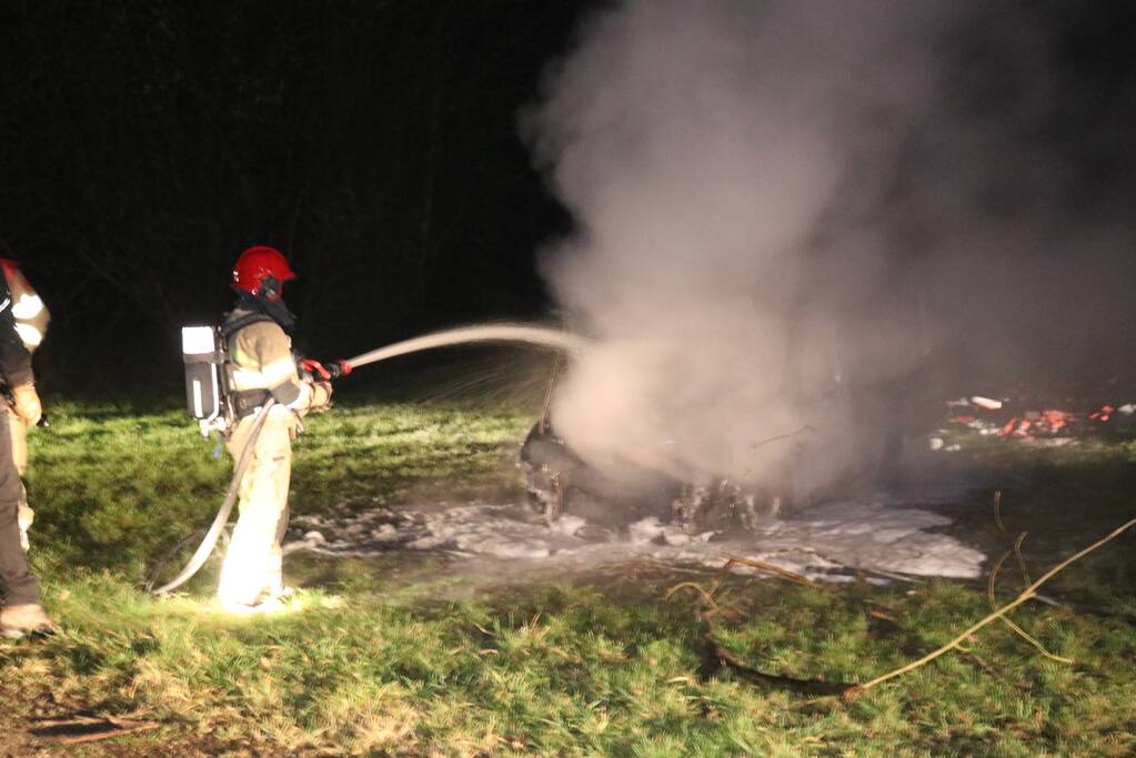Busje van postbezorgdienst in vlammen op