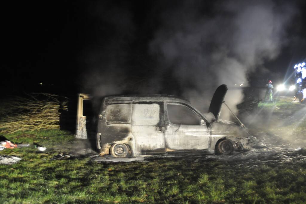 Busje van postbezorgdienst in vlammen op