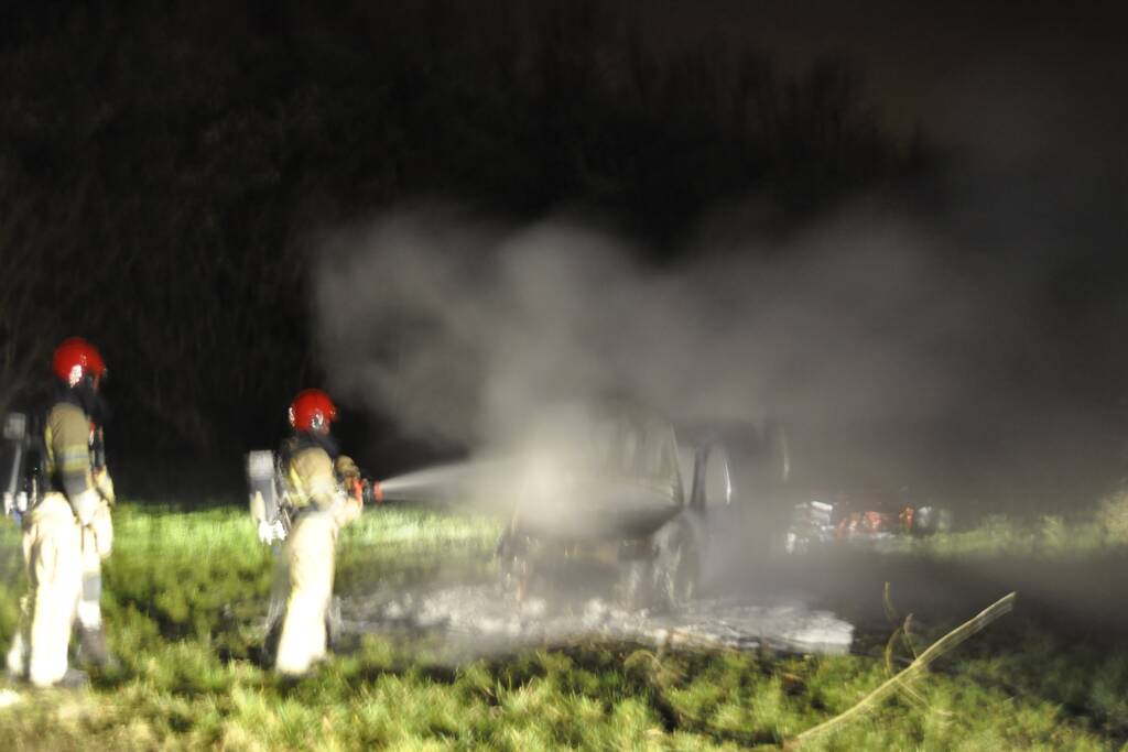 Busje van postbezorgdienst in vlammen op