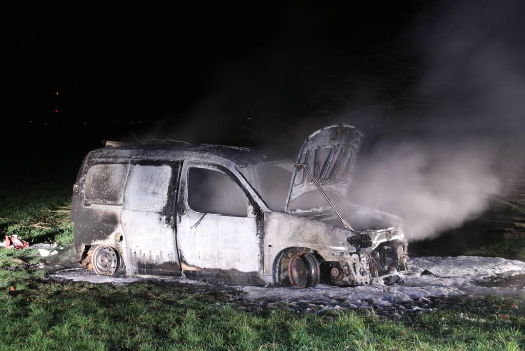 Busje van postbezorgdienst in vlammen op