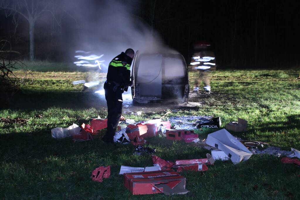 Busje van postbezorgdienst in vlammen op