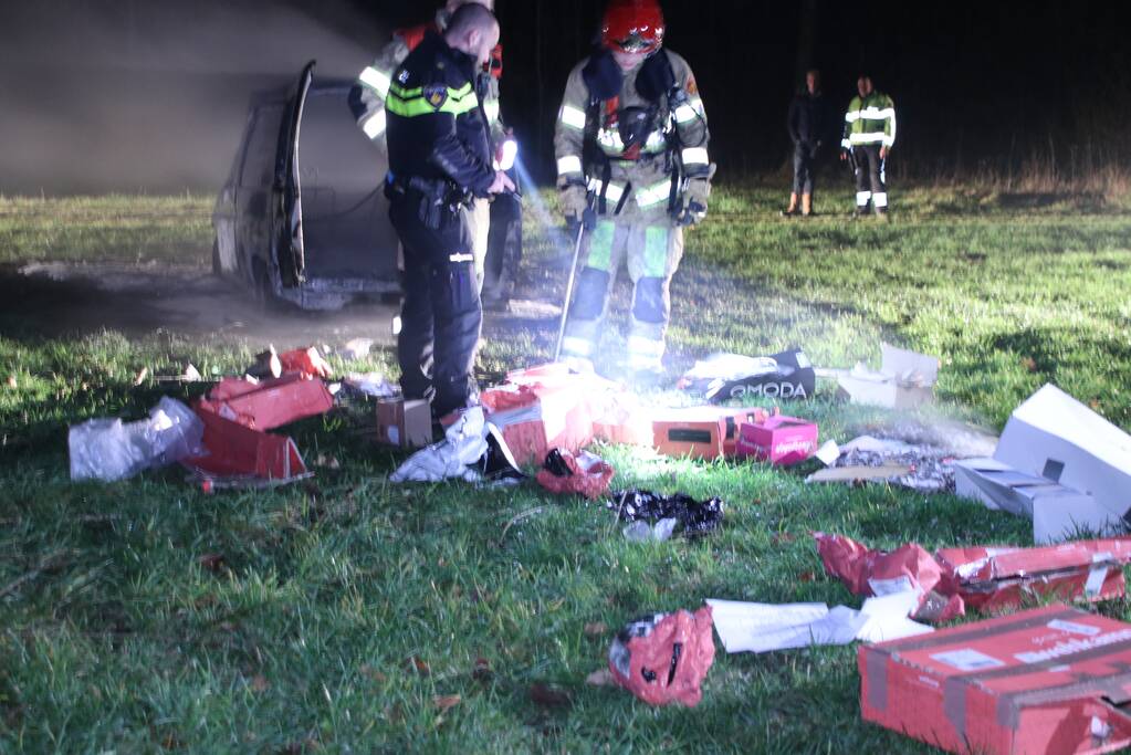 Busje van postbezorgdienst in vlammen op