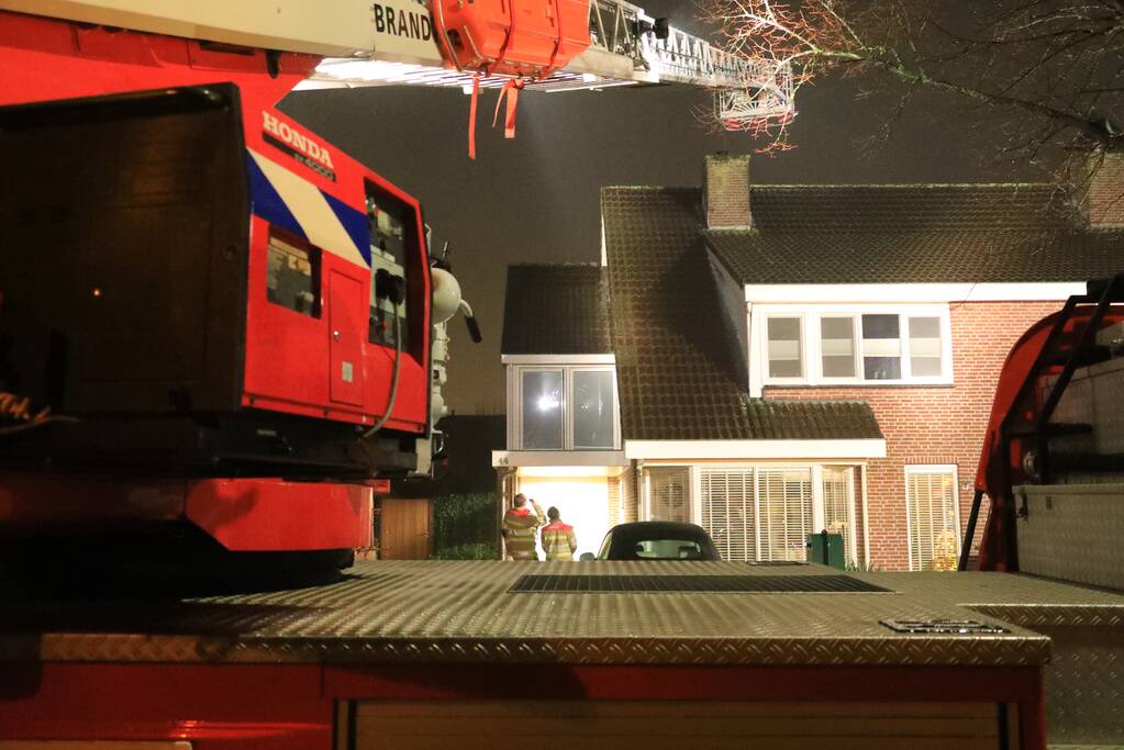 Voorbijganger ziet vlammen uit schoorsteen