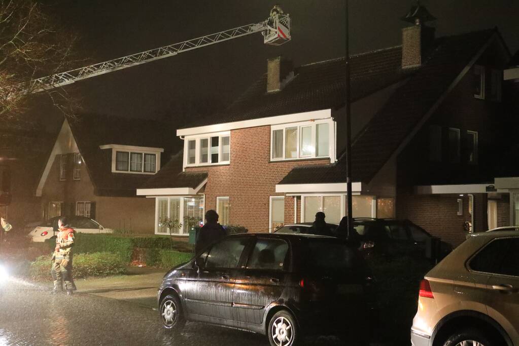 Voorbijganger ziet vlammen uit schoorsteen