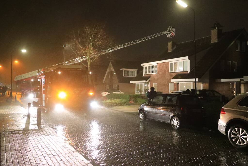 Voorbijganger ziet vlammen uit schoorsteen
