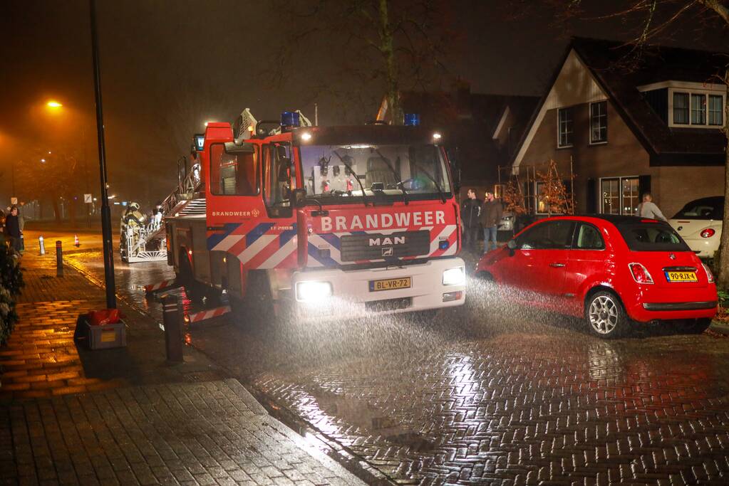 Voorbijganger ziet vlammen uit schoorsteen