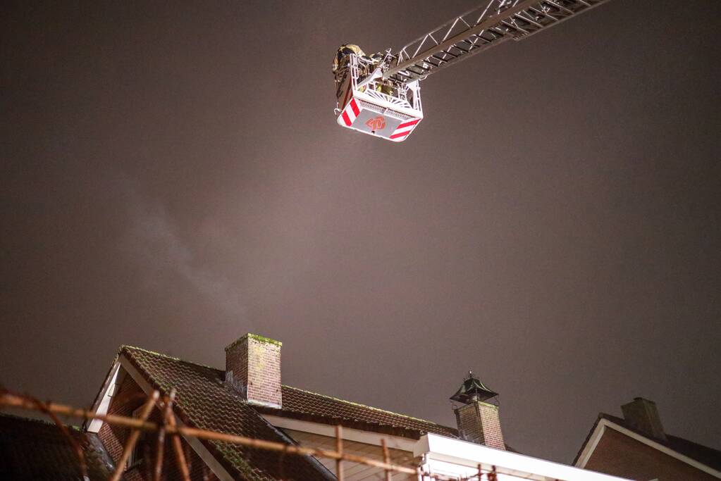 Voorbijganger ziet vlammen uit schoorsteen
