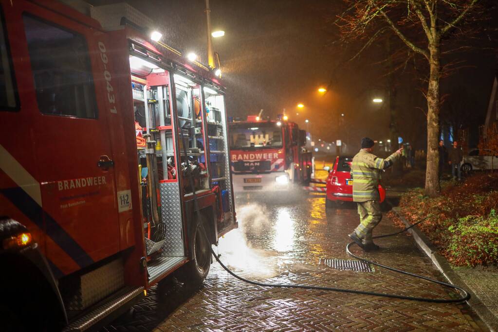 Voorbijganger ziet vlammen uit schoorsteen