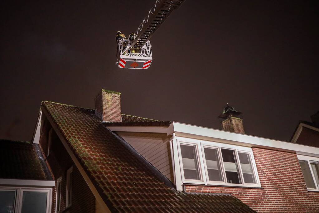 Voorbijganger ziet vlammen uit schoorsteen