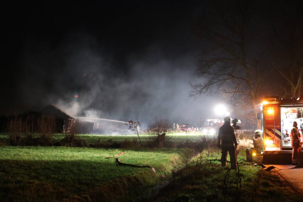 Schuur met rietenkap in brand