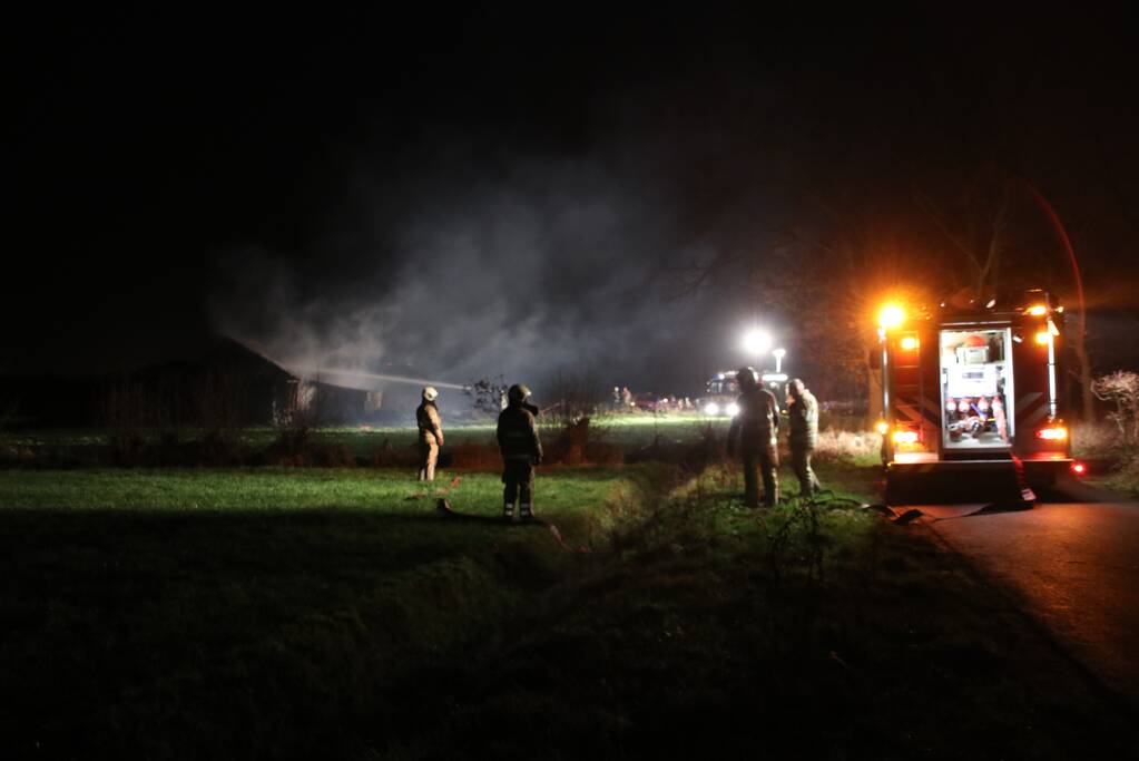 Schuur met rietenkap in brand