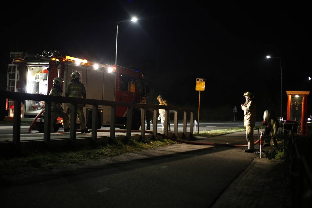 Schuur met rietenkap in brand