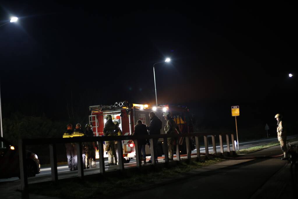 Schuur met rietenkap in brand